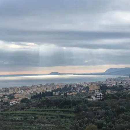 Daire Laura Pietra Ligure